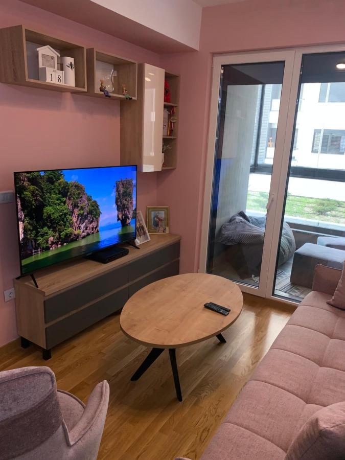 Pink Modern Apartment Skopje Bagian luar foto
